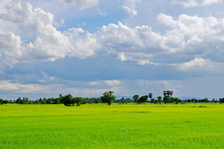蓝天和美丽的云彩在明亮的天在阳光明媚的日子里,从窗户看到隔壁的