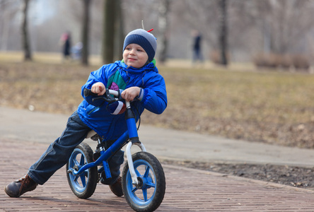 小男孩骑着 runbike，早期运动