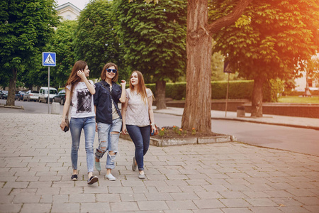 三个漂亮的女孩在步行照片