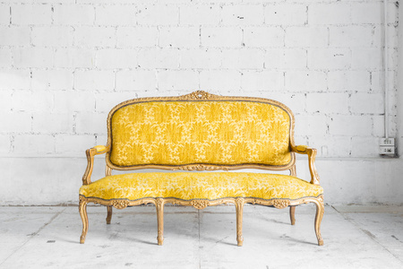 黄色的复古沙发