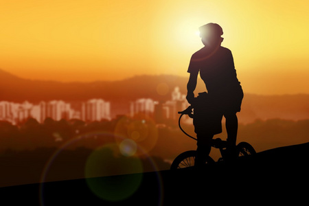 山地自行车手休息一边看日落