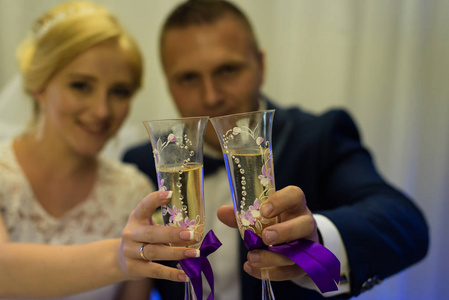 新娘和新郎抱着香槟