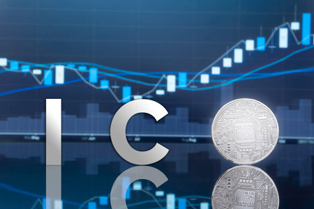 初始硬币发行 Ico 和数字令牌投资概念物理金属数字硬币与蓝色全球交易交易所市场价格图表背景