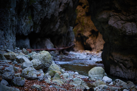 河流流经山峡谷