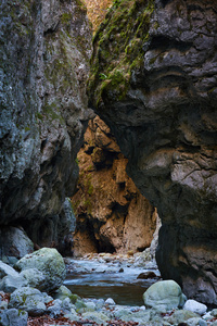 河流流经山峡谷