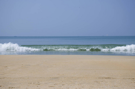 美丽的风景海蓝色与小船和波浪