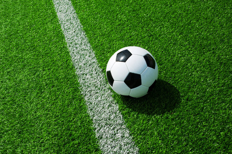 经典足球, 橄榄球在黑色白色在绿色人造草皮与线