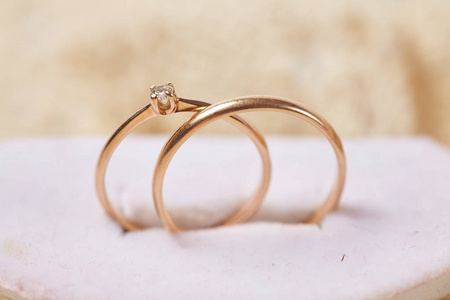 两个黄金结婚戒指