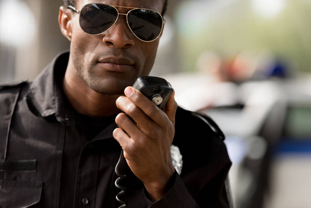 美国黑人警务人员特写肖像对讲机广播集