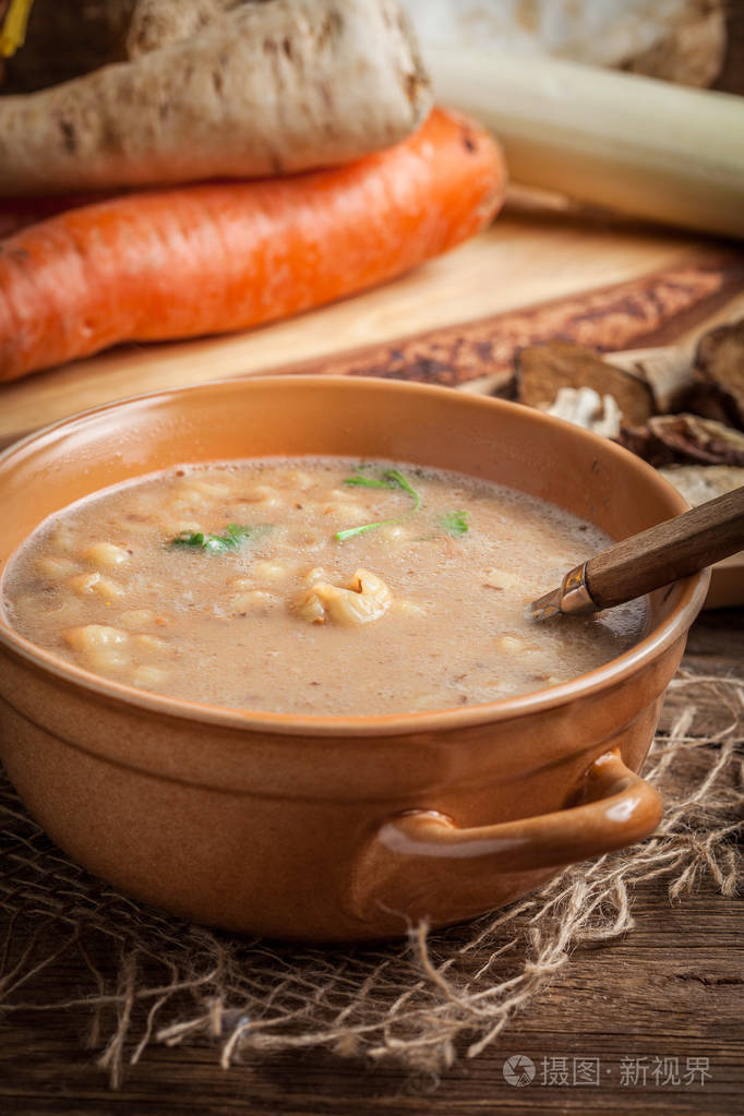 在一张木桌上的蘑菇汤照片-正版商用图片0pkter-摄图新视界