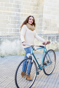 成年女性的老式自行车