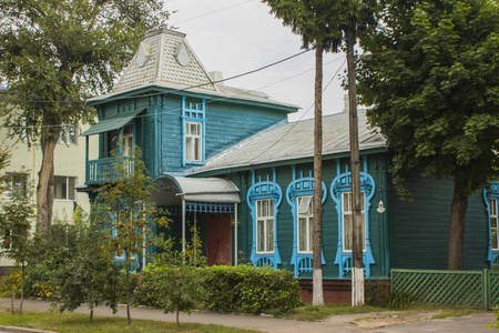 Chernihiv 大街上一座漂亮的蓝色木屋。乌克兰