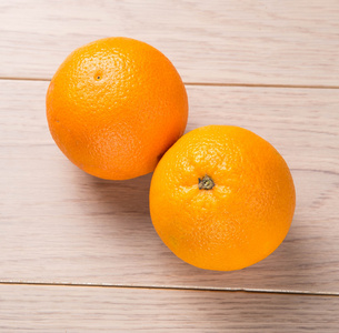 木桌背景上的橙色水果