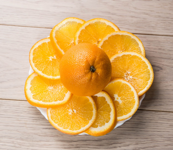 木桌背景上孤立的橙子片