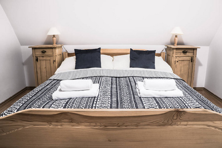 乡村木床, 舒适的乡村酒店, 配备双人床, 床头桌, 羽绒被和毛巾