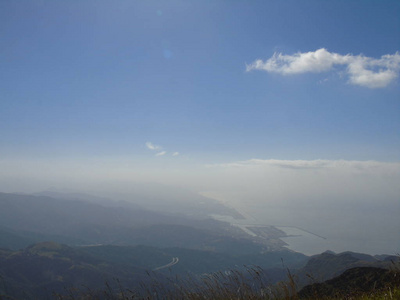 一个令人惊叹的观点, Genova 和海从城市的山丘上, 一些云和雾