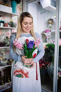 抱着花束风信子的女性花店