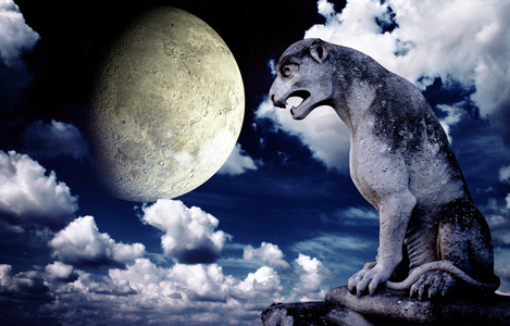 十五夜望月古代的狮子雕像和明亮的月亮在夜空中照片