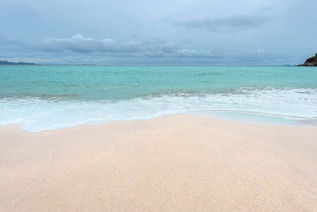 沙滩上的软浪。海边的海浪在海滩上形成了白色气泡。热带海滩以小河波浪