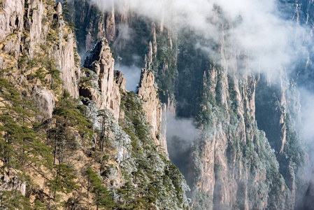 云层之上黄山国家公园的山峰