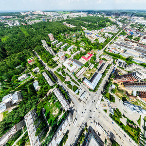 与空中城市景观 十字路口 道路 房屋 建筑物 公园及停车场。阳光灿烂的夏天全景图像