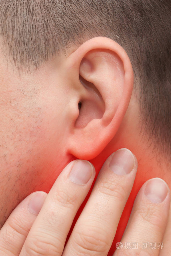 耳朵疼一个人用耳朵握住他的手