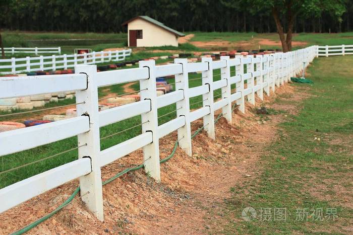 在农场上的白色栅栏