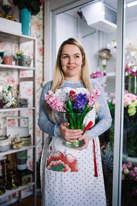 抱着花束风信子的女性花店