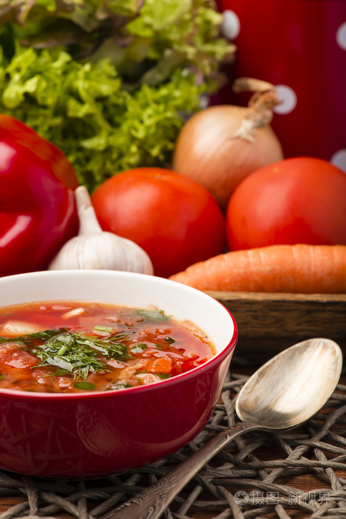 罗宋汤传统俄罗斯和乌克兰甜菜根汤木背景上的红色碗里