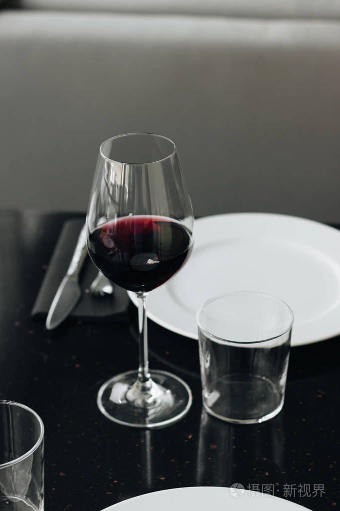 餐厅桌上有红酒酒杯