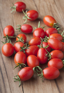 新鲜可口的小西红柿沙拉图片