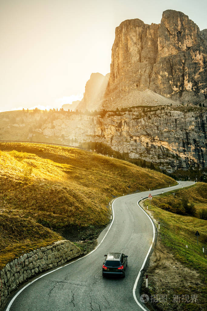 美丽的山路与树木, 森林和山脉的背景.在帕苏丰杜加迪纳的州公路公路