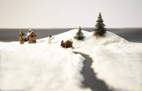 白雪在房子和圣诞树和雪人