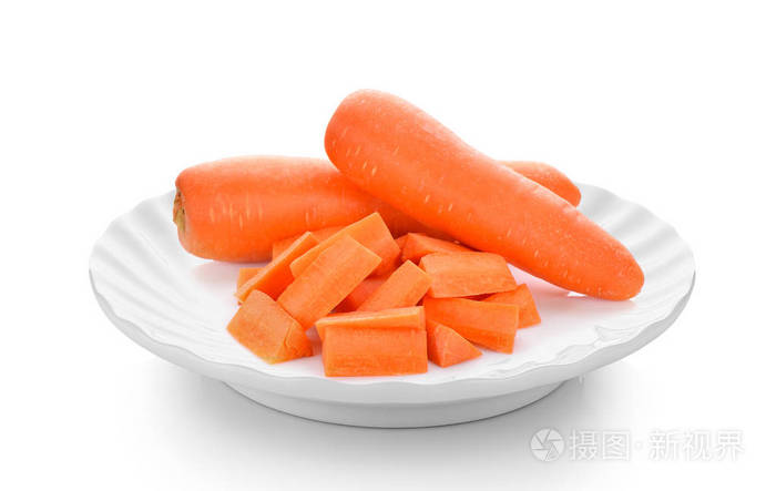 胡萝卜片在白色背景的盘子里