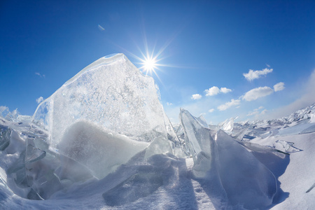 浮冰和冬天贝加尔湖湖上的太阳