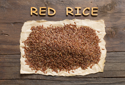 在木头上的红米饭