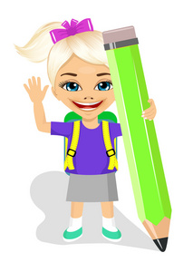 可爱的小女孩抱着大绿色铅笔