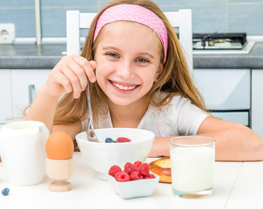 小女孩吃早餐图片