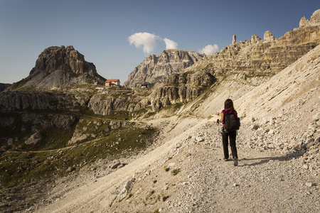 徒步旅行到国家公园 Tre 犯罪 di Lavaredo。白云岩南