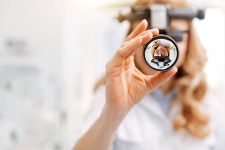 间接宾语使用间接检眼镜的专业女医生照片