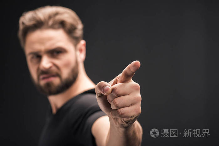 愤怒胡子的男人