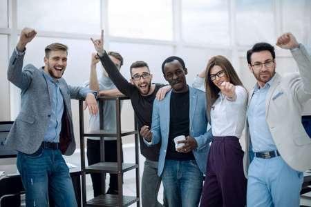 在工作场所友好的业务团队照片