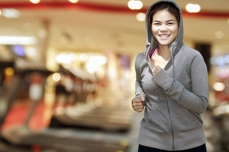 运行的女人。慢跑在健身俱乐部背景的女子赛跑运动员