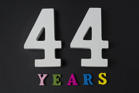 四十四年字母和数字在黑色背景上的四十四年照片