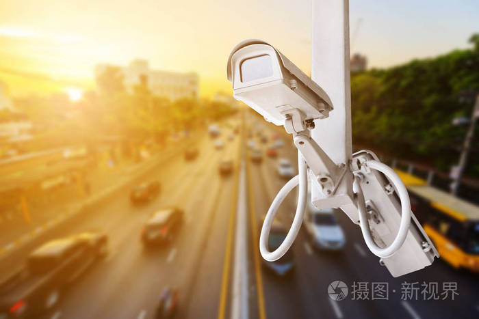 交通安全摄像头监控 (cctv) 在城市道路上