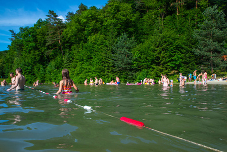 乌克兰, 利沃夫9 2018年6月 在阳光明媚的夏日, 人们在湖中游泳