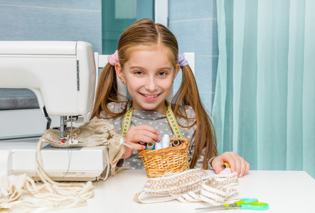 小裁缝用篮子和缝纫机中的线程照片