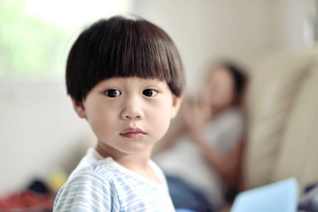 特写看的小男孩