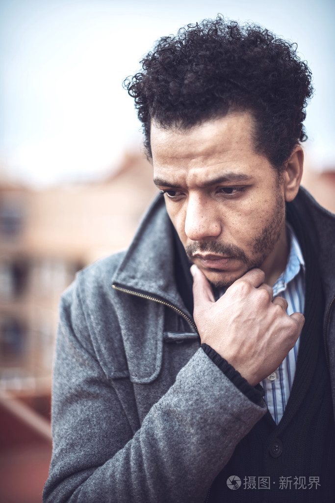 在城市环境中自信有吸引力黑白混血人