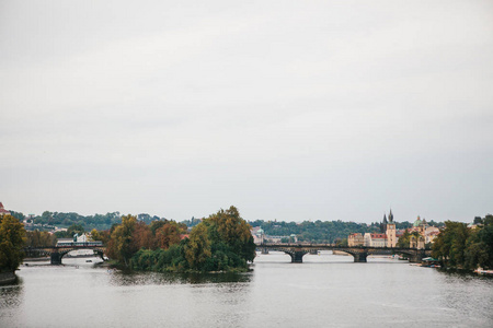 伏尔塔瓦河河。布拉格的传统建筑背景。周游捷克共和国